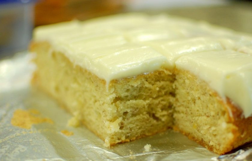 1. Этап. Банановый пирог с глазурью: 10. Охлажденный пирог достаньте из формы и смажьте глазурью, нарежьте его кусочками и наслаждайтесь.