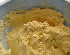 1. Этап. Творожники без муки: 2. Добавим яйца, ванилин и щепотку соды, гашеной уксусом.