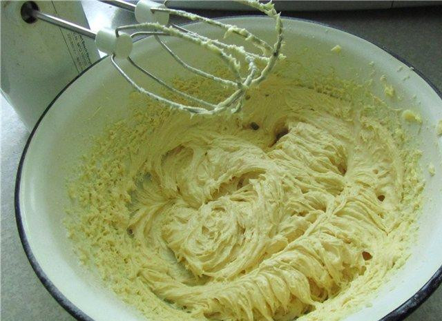 1. Этап. Английский бисквит: Берем сливочное масло, взбиваем ее с сахаром и ванильным сахаром, затем по одному вводим яйца, продолжая взбивать. В конце просеиваем муку, соль, разрыхлитель и соду. Хорошенько перемешиваем.