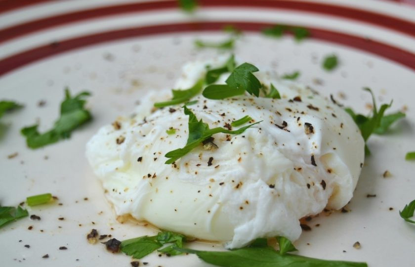 1. Этап. Яйцо пашот: 4. Шумовкой аккуратно удалите яйцо из кастрюли. Промойте и измельчите петрушку. Украсьте зеленью приготовленное блюдо, поперчите.