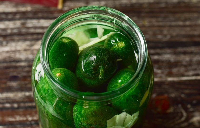 1. Этап. Огурцы с капустой на зиму: Залейте огурцы с капустой кипятком. Через 5-7 минут слейте воду в ковш.