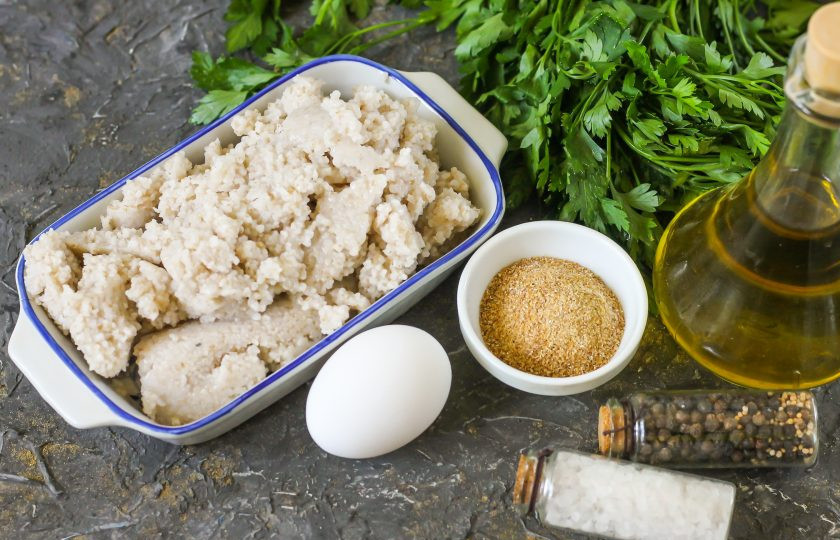 1. Этап. Котлеты из пшеничной каши: Подготовьте указанные ингредиенты. Пшеничную кашу отварите заранее и остудите.