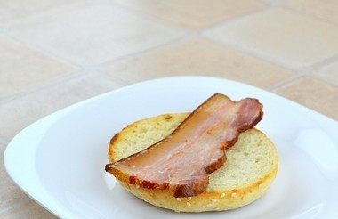 1. Этап. Яичница по-бенедиктински: 7. Сверху положить ломтик бекона.