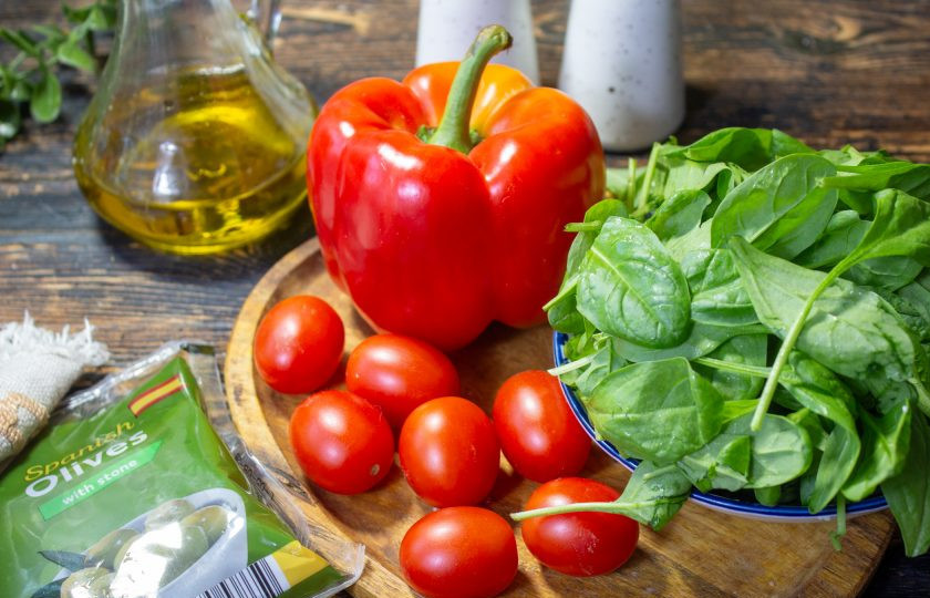 1. Этап. Салат из шпината и сладкого перца: Подготовьте необходимые продукты для приготовления салата.