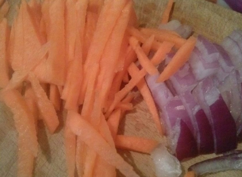 1. Этап. Утка тушеная по-деревенски: 4. Тем временем нашинкуйте овощи (морковь и лук) и отправьте к мясу. Соль добавьте по вкусу. В этот момент моя бабушка добавляет чеснок, делайте это по вашему желанию.