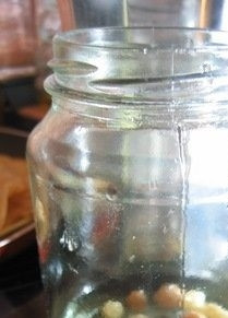 1. Этап. Тесто для пирогов на закваске: 1. Готовим закваску для теста: положите на дно банки 10 изюминок, залейте их водой и настаивайте в течение 3 дней.