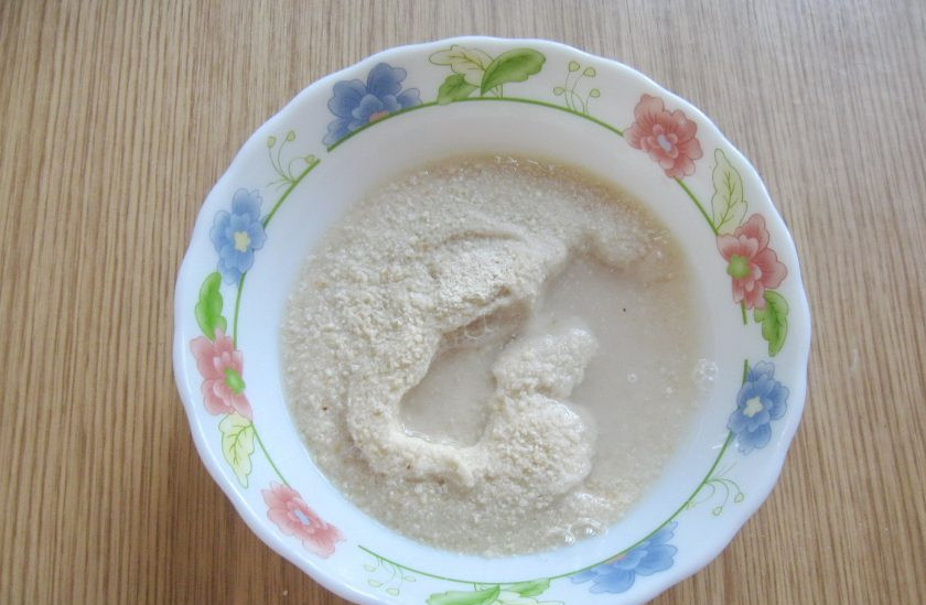 1. Этап. Куриный бульон с галушками из лаваша: Залейте муку из лаваша стаканом холодной воды и дайте постоять 30-40 минут. За это время мука набухнет.