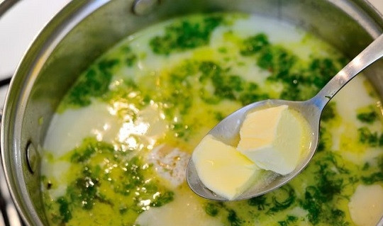 1. Этап. Уха из форели по-фински: 7. В конце добавьте сливки, еще ложку масла и зелень. Прогрейте немного на огне — и можно сразу подавать к столу. Приятного аппетита!