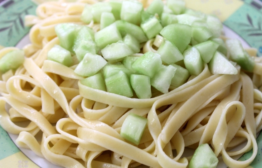 1. Этап. Макароны с огурцами: Варёный макароны смешайте с огурцом.