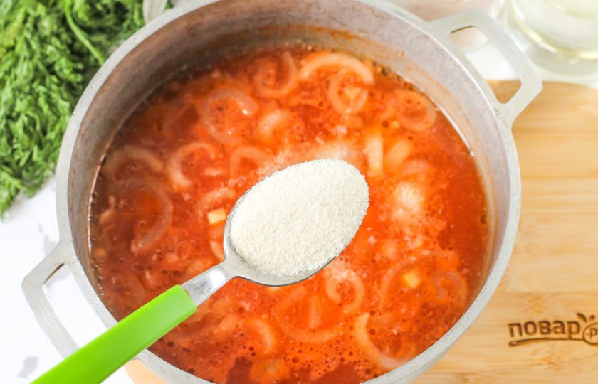 1. Этап. Икра из манки на селедочном рассоле: Тонкой струйкой всыпьте в жидкость манную крупу, предварительно уменьшив нагрев. Сразу же перемешивайте содержимое емкости, чтобы крупа не сбилась в комочки.