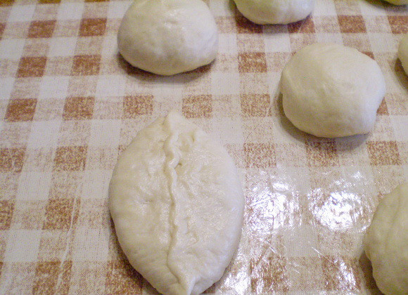 1. Этап. Пирожки постные с грибами: 12. Шов пирожка вдавливаем внутрь, придавливая ладошкой. Оставляем пирожки на 10 минут подойти.