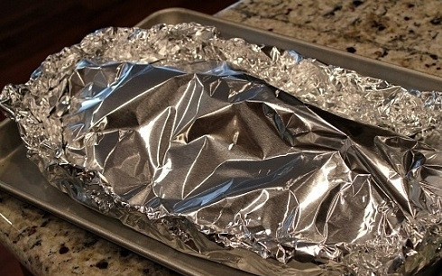 1. Этап. Телятина в духовке: 2. Смешиваем в миске горчицу, специи по вкусу и соль. Готовой смесью натираем мясо и заворачиваем плотно в фольгу, чтобы соки, которые в процессе выпекания будут выделятся из мяса, остались внутри. Оставляем на 2-3 часа для маринования.