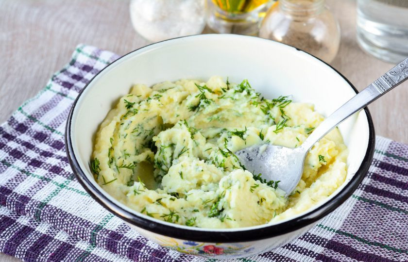 1. Этап. Жареные пирожки на заварном тесте: Добавьте в начинку мелко рубленый укроп.