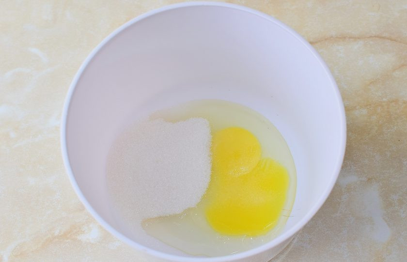 1. Этап. Блины купеческие: Для блинного теста смешайте яйцо с сахаром.