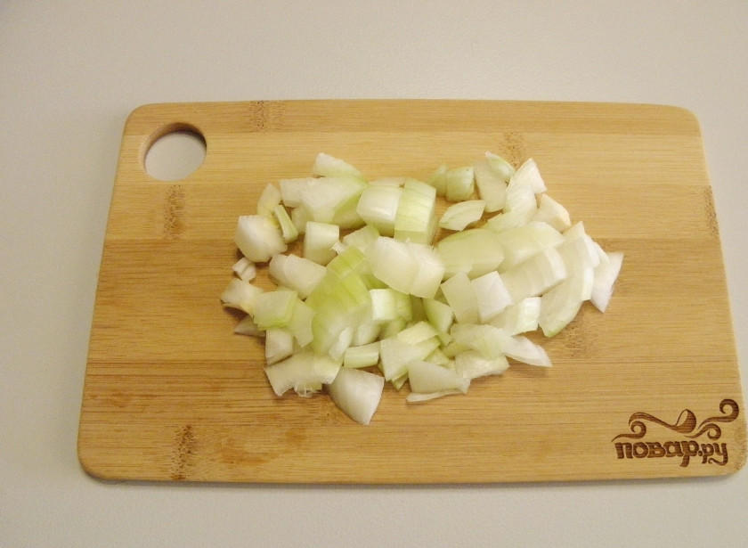 1. Этап. Жульен в тарталетках: Очистите луковицу, порежьте её не большими кубиками.