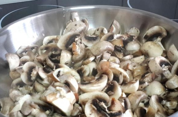 1. Этап. Грибы со сливками: Растопите масло в сковороде и выложите туда грибы.