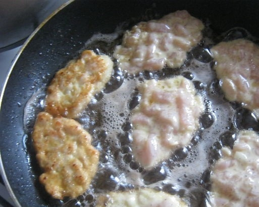 1. Этап. Сочные куриные котлеты из грудки: 7. Разогрейте сковородку с растительным маслом. Выкладывайте в неё котлетки столовой ложкой на дно сковородки. Жарьте 2-3 минуты с каждой стороны до золотистого оттенка.