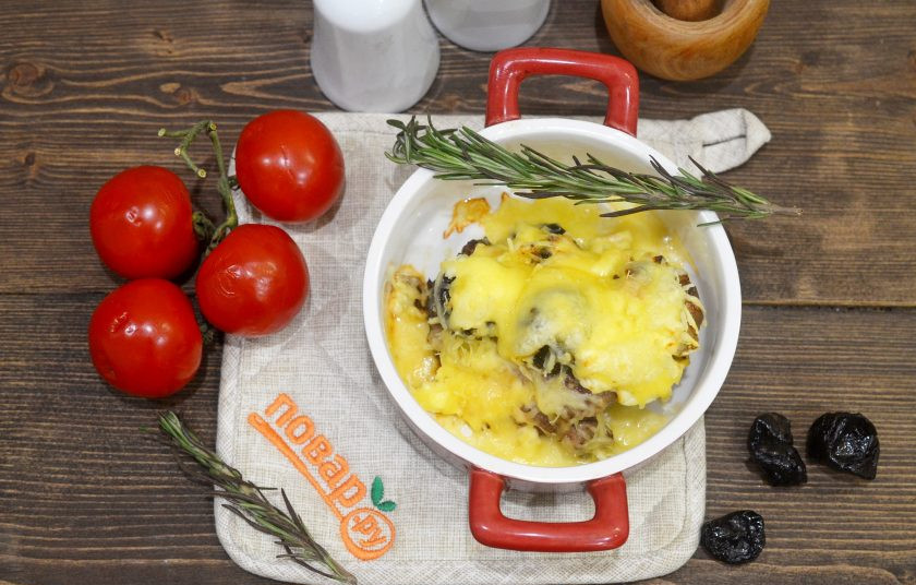 1. Этап. Свинина, запеченная с черносливом: 7. Запекайте еще 10 минут и подавайте сразу к столу. Приятного аппетита!