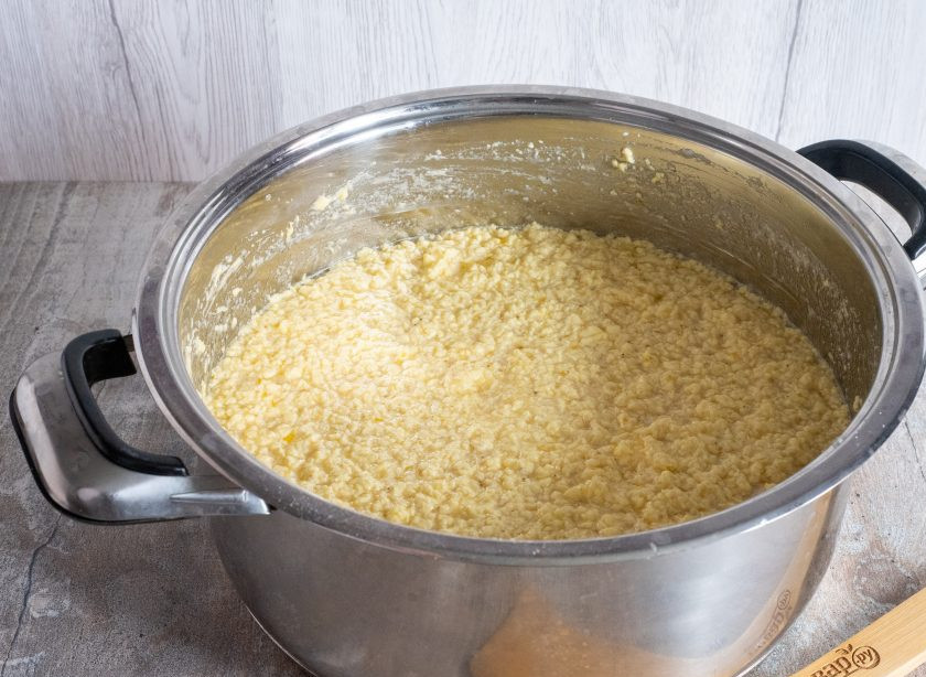 1. Этап. Кулич который не черствеет: В подошедшую опару добавьте яйца, размягченное масло, сахар, ванильный сахар, коньяк, мускатный орех, корицу, соль.