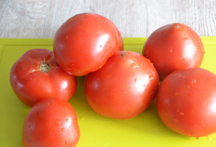 1. Этап. Итальянский салат с креветками: В рецепте применяется соус на основе пассаты. Для его приготовления помойте помидоры. Можно предварительно ошпарить помидоры, надрезав кожуру крестиком и снять ее, но можно оставить как есть.