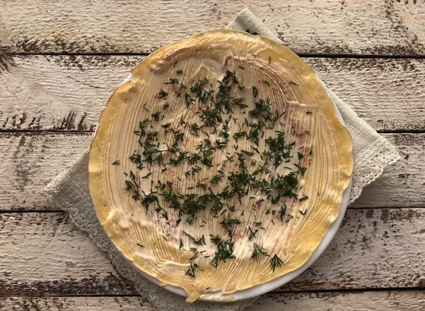 1. Этап. Блинчики с корейской морковью: Посыпьте измельченной зеленью.