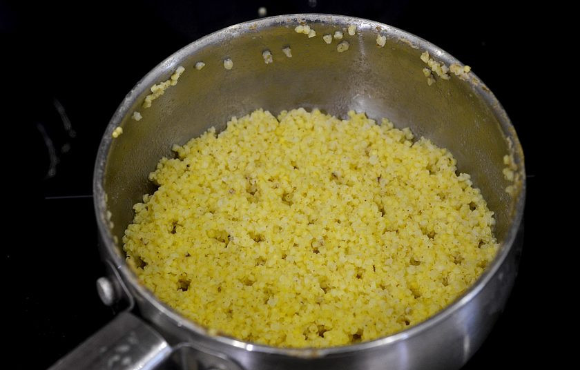 1. Этап. Тыквенная каша с изюмом: Пшено промойте и отварите до готовности.