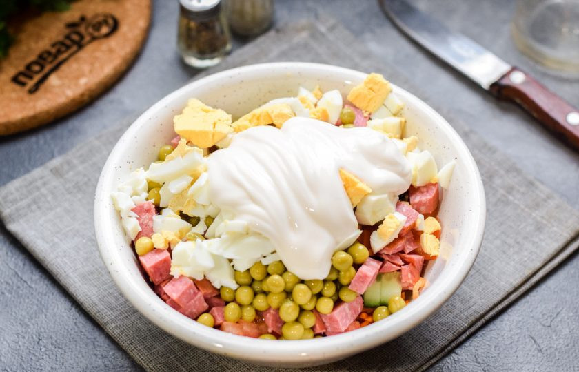 1. Этап. Салат Палитра: Заправьте салат майонезом, добавьте соль и перец, перемешайте и подавайте к столу.