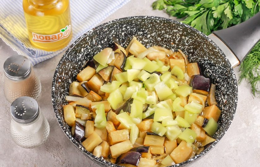 1. Этап. Шакшука с баклажанами и лимонной цедрой: Очистите болгарский перец любого цвета от семян и промойте в воде. Нарежьте средними кубиками и добавьте в сковороду. Обжарьте примерно 1-2 минуты.