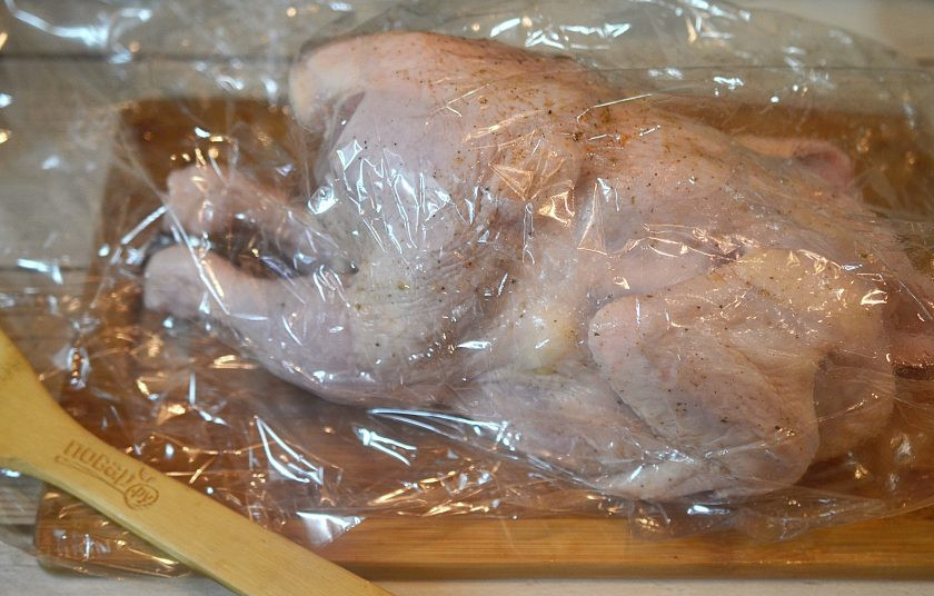 1. Этап. Домашняя курица, фаршированная яблоками и айвой: 6. Положите в рукав для запекания и оствьте на ночь.