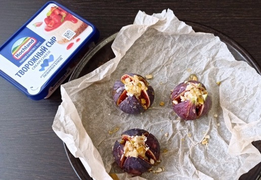 1. Этап. Запечённый инжир с крем-чизом и мёдом: Полить инжир мёдом. Заранее разогреть духовку до 200-220 градусов. Поставить противень с инжиром в разогретую духовку и запекать минут 8-10. Следите, чтобы орехи не сгорели! Подавайте своим любимым на десерт с бокалом вина. Ой! Забыла рассказать про перец. )) Для любителей погурманить, десерт при подаче можно слегка присыпать свежемолотым черным перцем.