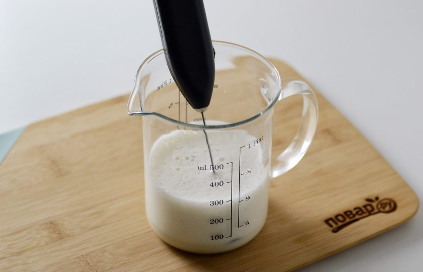 1. Этап. Новогодний кофе: Молоко взбейте в пенку с помощью капучинатора.