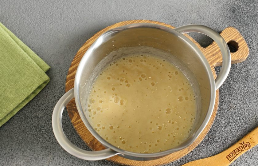 1. Этап. Шоколадно-банановая паста: Измельчите блендером до однородного состояния, добавьте сахар.