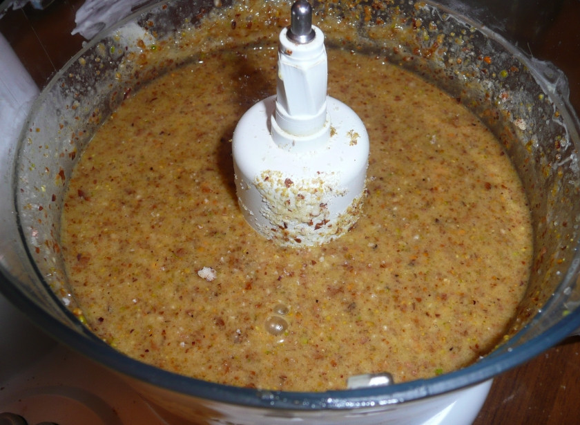 1. Этап. Ореховый торт без муки: Добавляем ореховую муку, опять взбиваем.