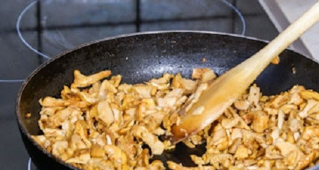 1. Этап. Свиные отбивные под соусом: Возьмите еще одну сковороду. Растопите на ней сливочное масло. Затем добавьте грибы. Лисички содержат много влаги, потому жарьте их до тех пор, пока вся вода не испарится. После того, как лисички пожарены, посолите их, добавьте муку. Тщательно перемешайте грибы. Важно равномерно распределить муку. Подержите лисички на огне еще несколько минут.