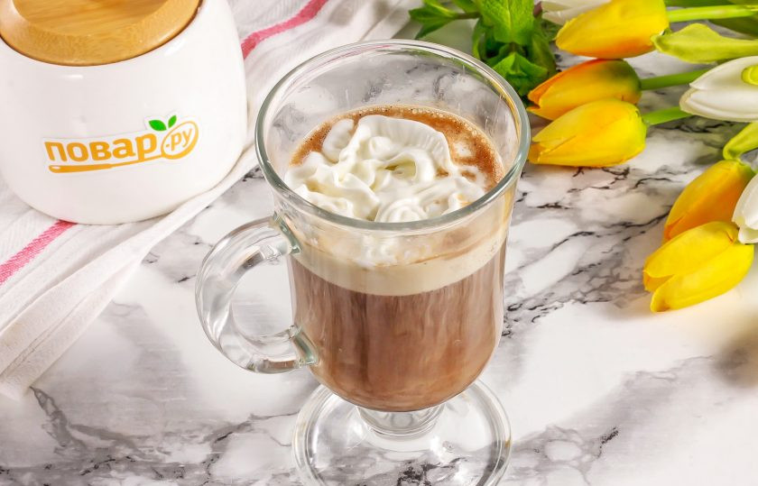 1. Этап. Кофе по-турецки Арабская ночь: Перелейте заваренный кофе в стакан или чашки и добавьте взбитые сливки.