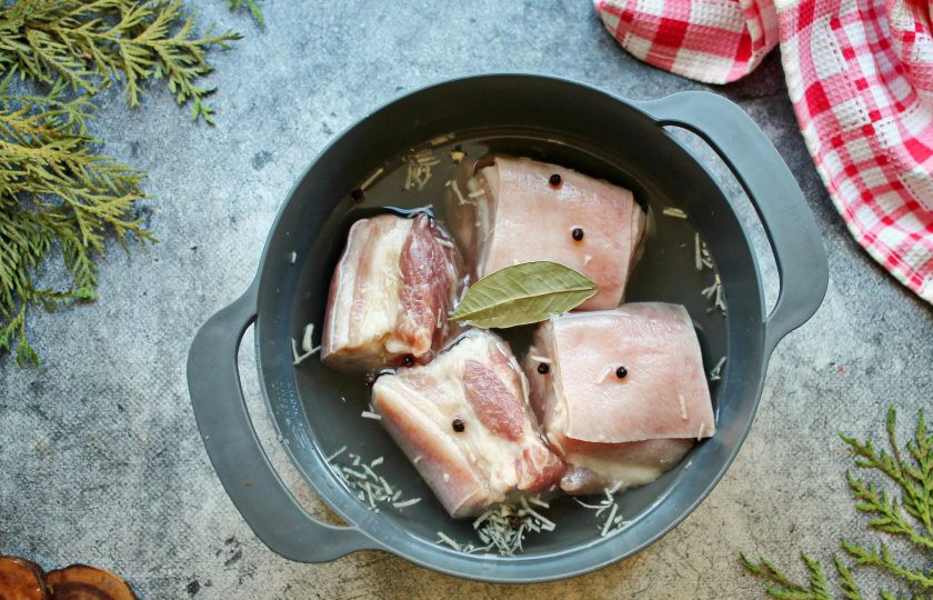 1. Этап. Сало в рассоле: Выложите сало с чесноком в миску или чистую банку, добавьте лавровый лист и черный перец горошком. Залейте сало рассолом, чтобы он полностью покрыл его, накройте и оставьте при комнатной температуре в течение трех дней. Переставьте сало в рассоле в холодильник и оставьте там еще на пять дней.