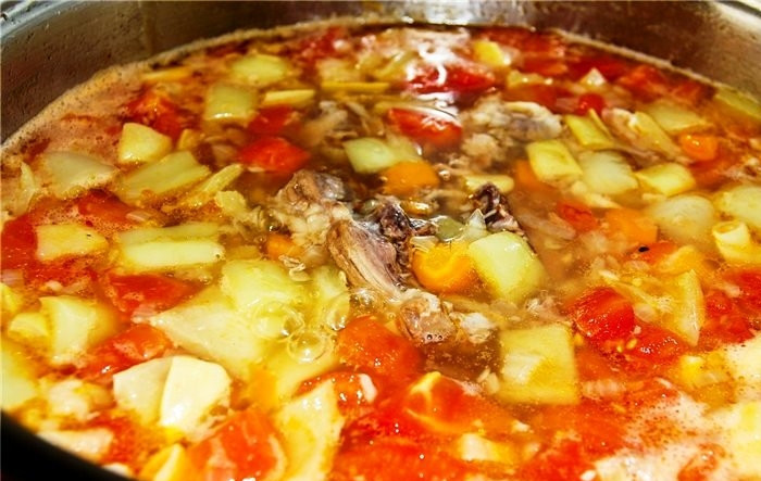 1. Этап. Суп из телячьего хвоста: В кипящий бульон с мясом кладем наши овощи. Варим примерно 5-7 минут.