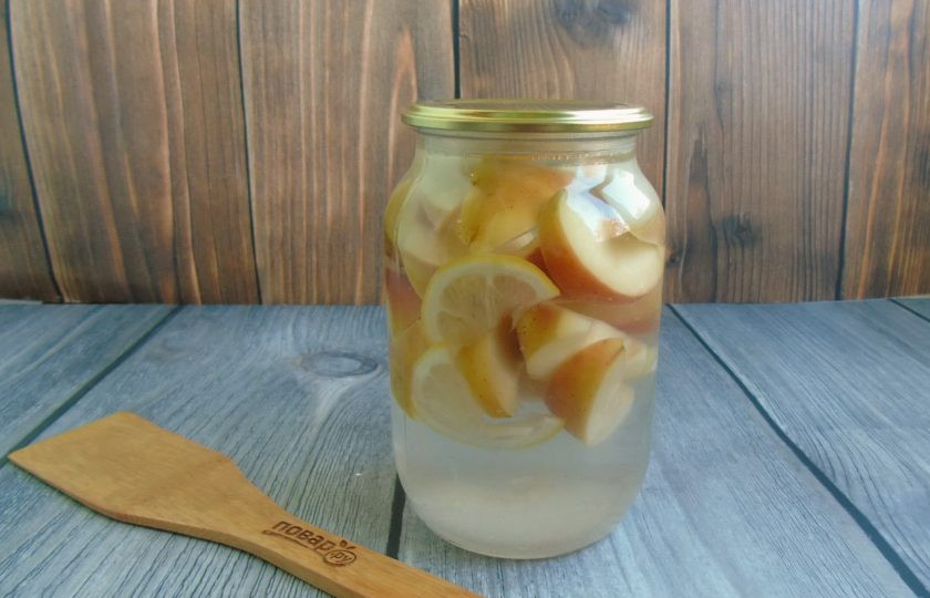 1. Этап. Компот из яблок и лимонов на зиму: Залейте кипящую воду в банку и закатайте крышкой. Переверните банку вверх дном и укутайте в одеяло. Держите так до полного остывания банок. Храните в неотапливаемой кладовке в квартире, погребе или подвале.