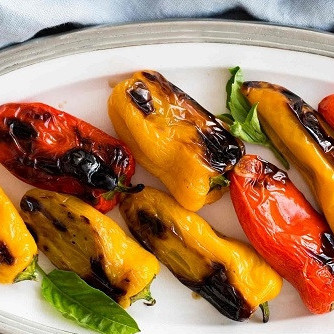 Перец на гриле с сыром и базиликом