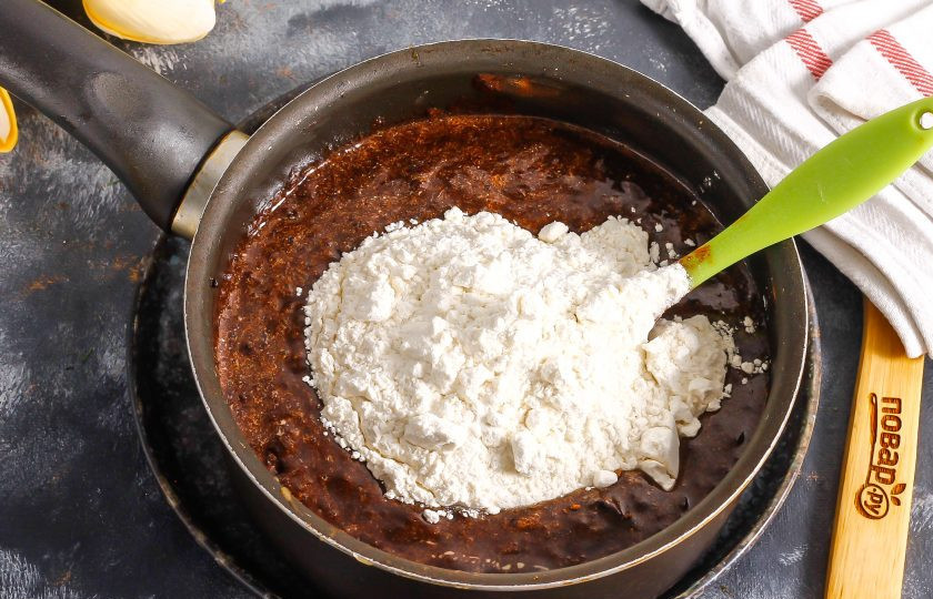 1. Этап. Шоколадный медовик: Вмешайте всю муку и поместите тесто в холодильник для охлаждения на 30 минут, накрыв пищевой пленкой.