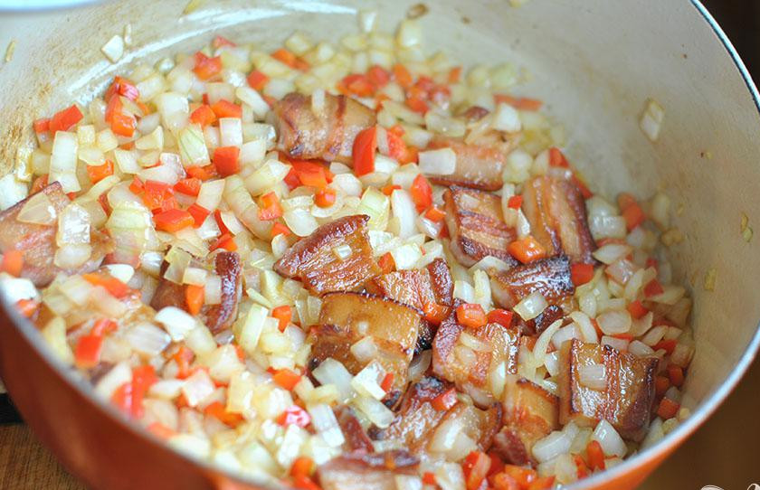 1. Этап. Суп с фасолью и свининой: 2. Добавить лук и болгарский перец, жарить до готовности, около 5 минут.