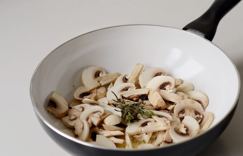 1. Этап. Овсянка с грибами: Добавьте нарезанные на слайсы шампиньоны и веточку розмарина. Поперчите по вкусу. Жарьте пока грибы не приобретут золотистый оттенок. Веточку розмарина уберите.