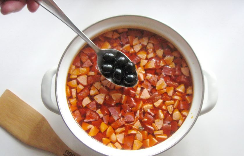 1. Этап. Солянка Ростовская: В готовую солянку добавьте маслины без косточки.