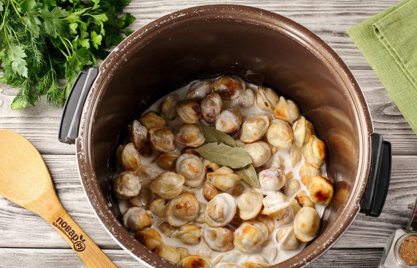 1. Этап. Пельмени в сметане в мультиварке: Влейте воду или бульон, аккуратно перемешайте, добавьте лавровый лист, закройте крышку и готовьте пельмени в сметане в мультиварке на режиме 