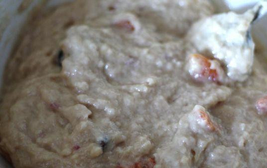 1. Этап. Пирог Банкрот: Заварить стакан крепкого чая (зеленого или черного), остудить и влить в тесто. Содержимое хорошо перемешать.