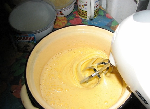 1. Этап. Шарлотка в хлебопечке: При помощи миксера взбиваем их до образования густой, высокой пены.