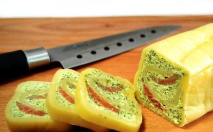 1. Этап. Сырный рулет с семгой: Готовый сырный рулет с семгой нарезаем небольшими ломтиками и подаем на стол.