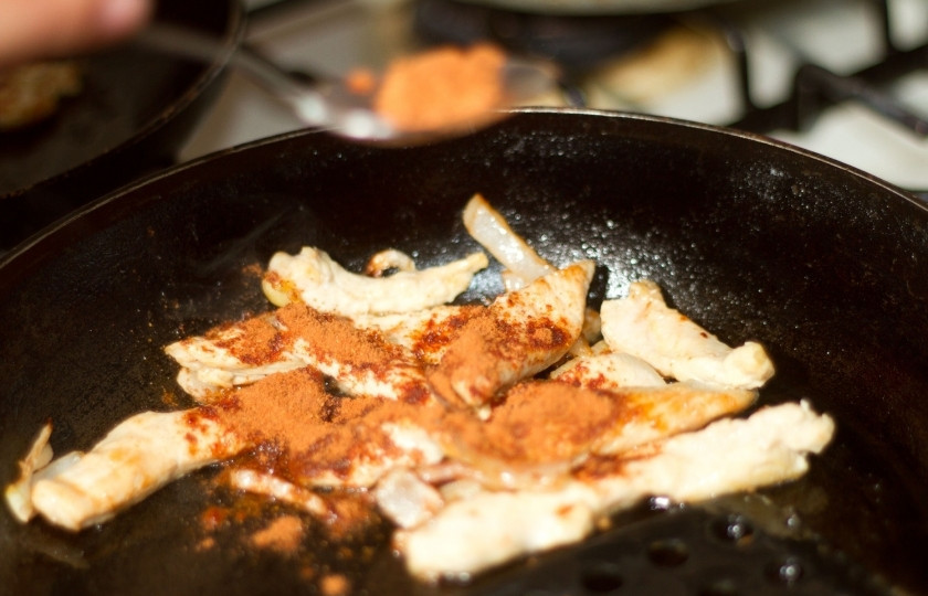 1. Этап. Пита с курицей: Порежьте полукольцами лук. Обжарьте его вместе с курицей на растительном масле. Когда лук станет мягким, а кусочки куриного мяса поменяют цвет, добавьте приправу карри и жарьте в ней ещё 8-10 минут.