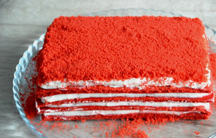 1. Этап. Пирожное Красное и белое: Посыпьте верх подготовленной бисквитной крошкой и уберите в холодильник на 3-4 часа, можно на ночь. Так коржи лучше пропитаются, а крем стабилизируется.