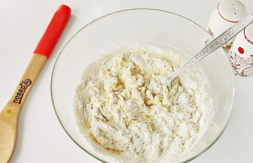1. Этап. Курзе с творогом: Частями добавьте муку.